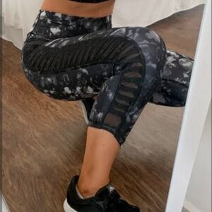 LULULEMON Black and Gray Tie-Dye Leggings Size 8, Used Excelent Condition